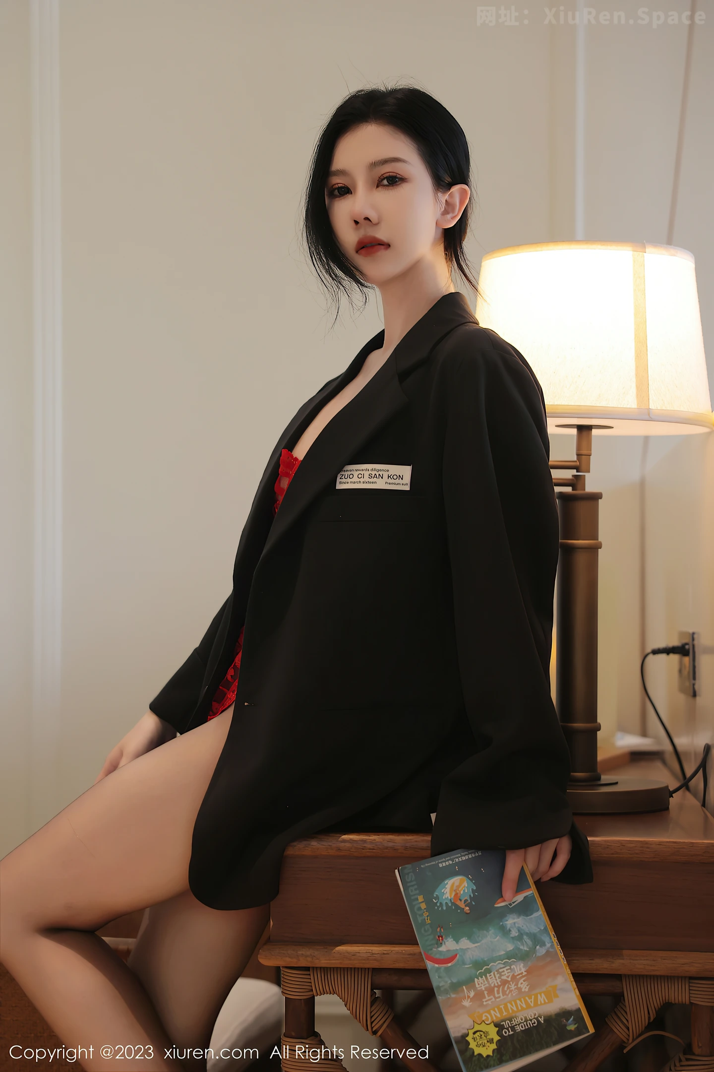 图片[4]-[XiuRen秀人网]2023.03.27 VOL.6475 尹甜甜 黑色外套与红色连体镂空内衣加黑丝美腿性感私房写真集-秀人网官方网站